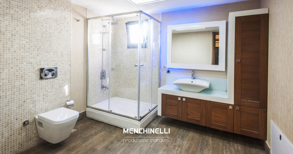 parquet in bagno di colore grigio