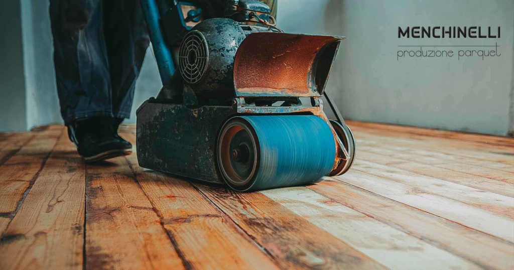un macchinario per la lamatura e levigatura parquet